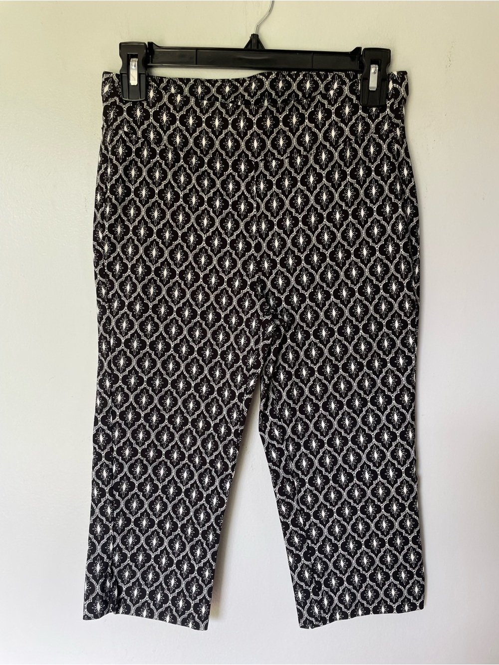 Zoe + Phoebe Black & White Patterned Cropped Pants, Size PM